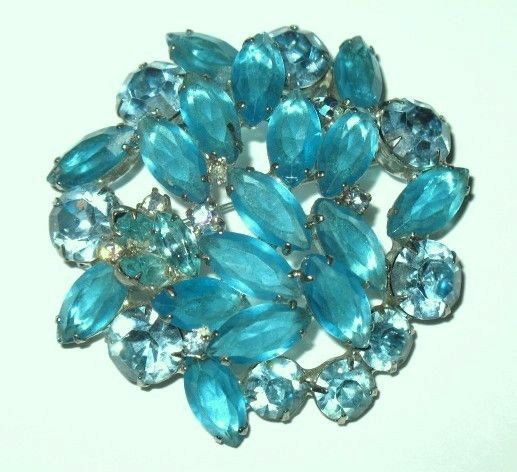 1960s Vintage Jewelry Teal Blue Glass Pin 1960s Vintage Jewelry Teal Blue Glass Pin
