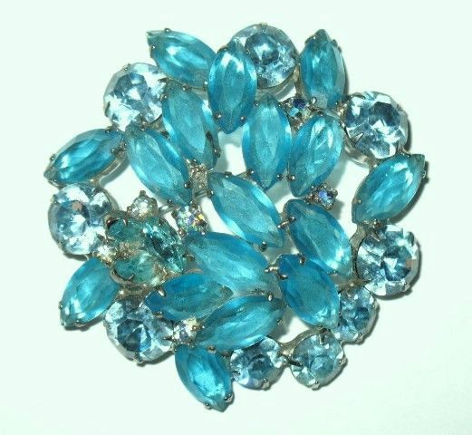 1960s Vintage Jewelry Teal Blue Glass Pin 1960s Vintage Jewelry Teal Blue Glass Pin