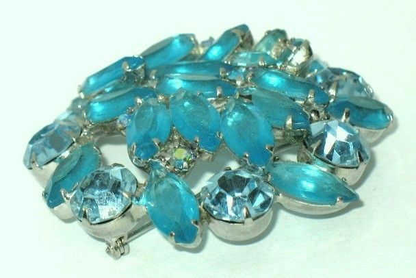 1960s Vintage Jewelry Teal Blue Glass Pin 1960s Vintage Jewelry Teal Blue Glass Pin