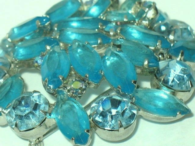 1960s Vintage Jewelry Teal Blue Glass Pin 1960s Vintage Jewelry Teal Blue Glass Pin