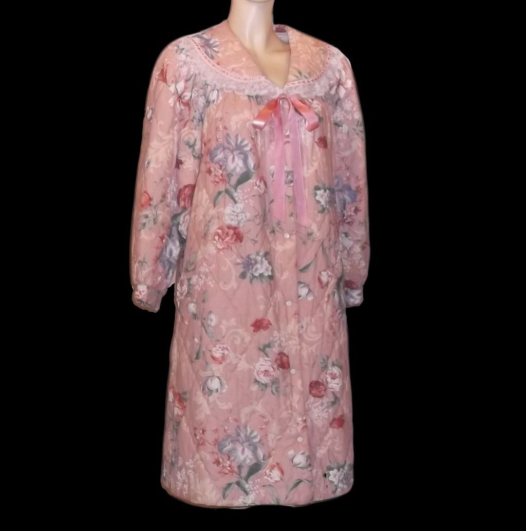 1970s Vintage Komar Quilted Pink Floral Pattern Robe Size Medium 1970s Vintage Komar Quilted Pink Floral Pattern Robe Size Medium