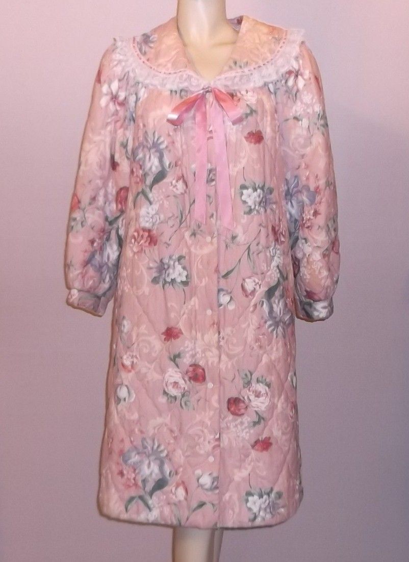 1970s Vintage Komar Quilted Pink Floral Pattern Robe Size Medium 1970s Vintage Komar Quilted Pink Floral Pattern Robe Size Medium