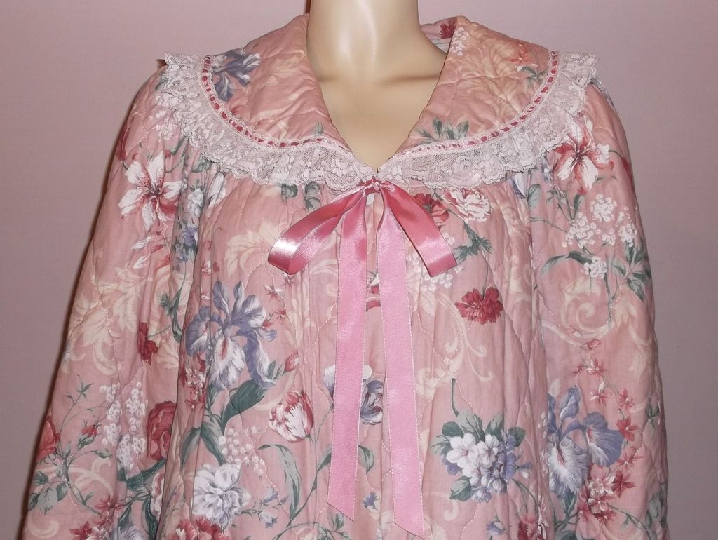 1970s Vintage Komar Quilted Pink Floral Pattern Robe Size Medium 1970s Vintage Komar Quilted Pink Floral Pattern Robe Size Medium