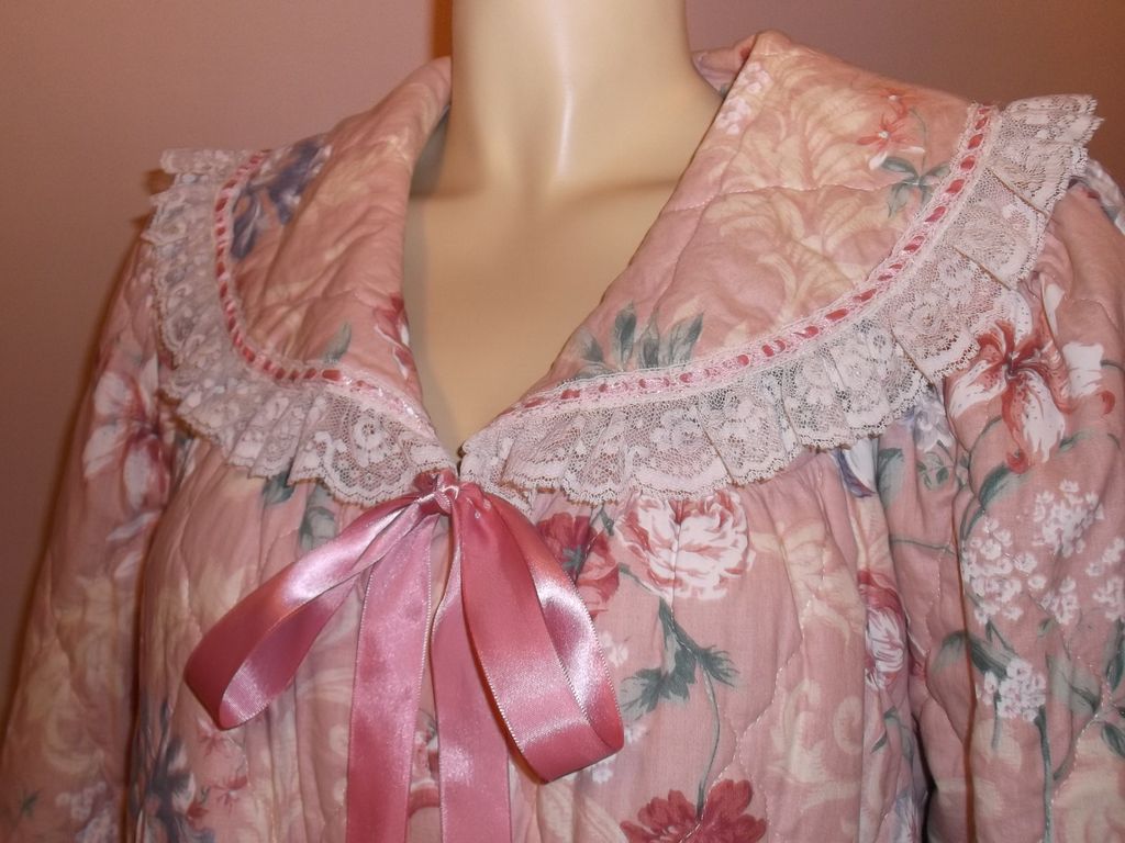 1970s Vintage Komar Quilted Pink Floral Pattern Robe Size Medium 1970s Vintage Komar Quilted Pink Floral Pattern Robe Size Medium