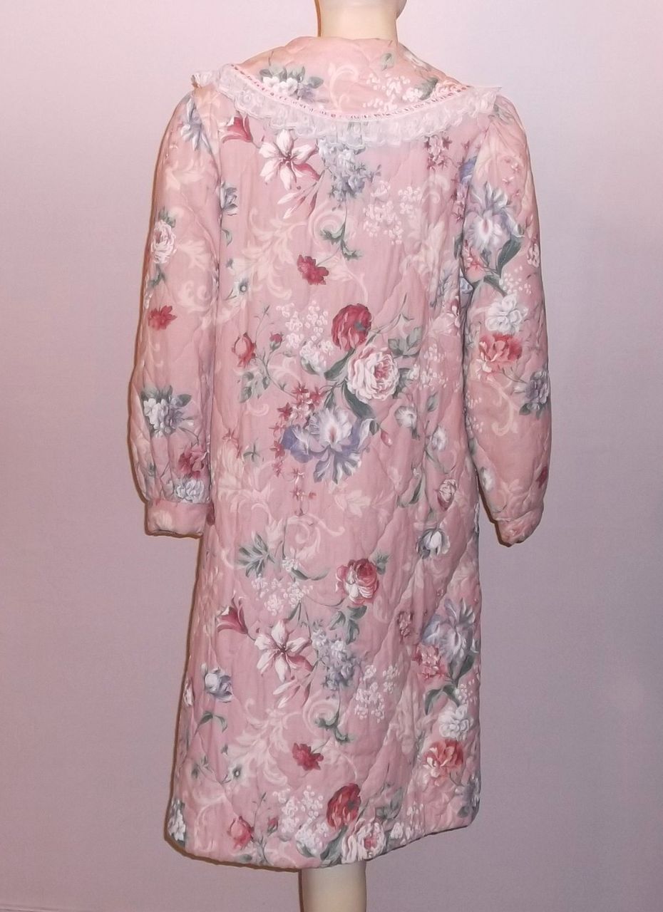 1970s Vintage Komar Quilted Pink Floral Pattern Robe Size Medium 1970s Vintage Komar Quilted Pink Floral Pattern Robe Size Medium