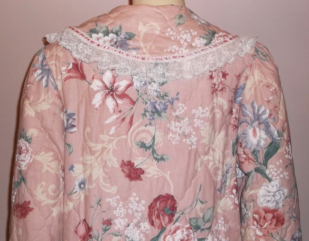 1970s Vintage Komar Quilted Pink Floral Pattern Robe Size Medium 1970s Vintage Komar Quilted Pink Floral Pattern Robe Size Medium