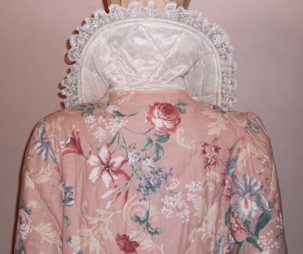 1970s Vintage Komar Quilted Pink Floral Pattern Robe Size Medium 1970s Vintage Komar Quilted Pink Floral Pattern Robe Size Medium