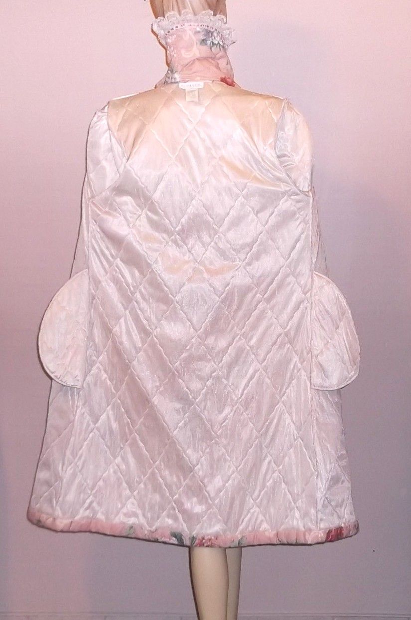 1970s Vintage Komar Quilted Pink Floral Pattern Robe Size Medium 1970s Vintage Komar Quilted Pink Floral Pattern Robe Size Medium