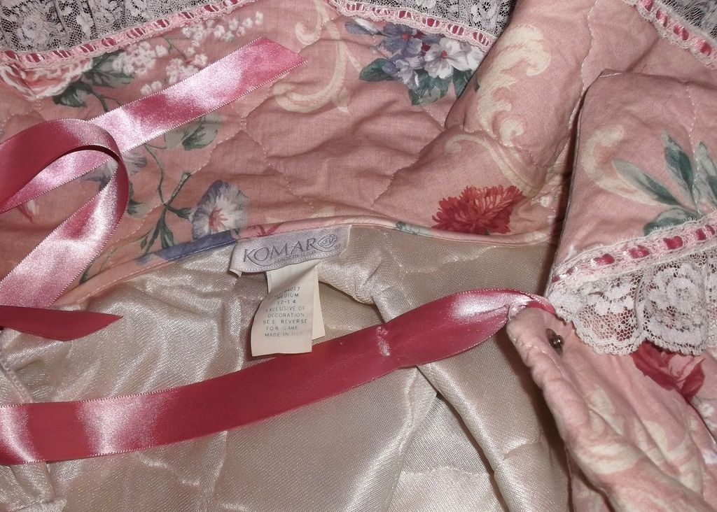 1970s Vintage Komar Quilted Pink Floral Pattern Robe Size Medium 1970s Vintage Komar Quilted Pink Floral Pattern Robe Size Medium