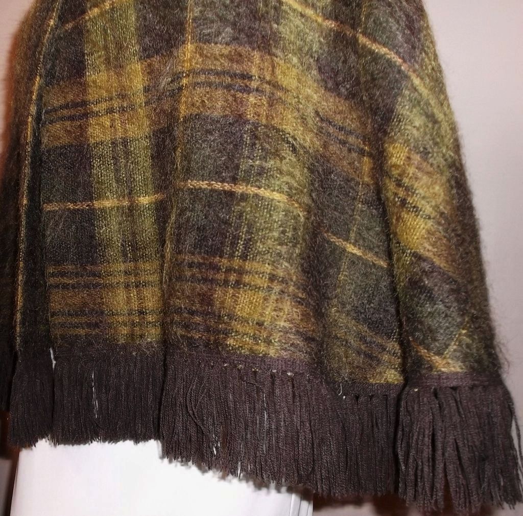 1970s Vintage Glenrannoch Scottish Plaid Mohair & Wool Fringed Capelet Size Small 1970s Vintage Glenrannoch Scottish Plaid Mohair & Wool Fringed Capelet Size Small