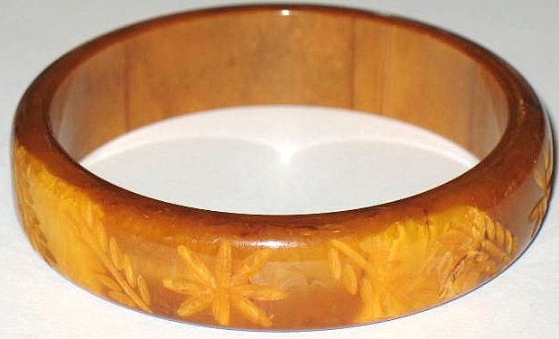 1940s Vintage Floral Carved Marbled Butterscotch Bakelite Bangle 1940s Vintage Floral Carved Marbled Butterscotch Bakelite Bangle