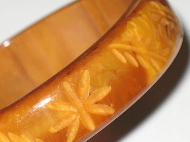 1940s Vintage Floral Carved Marbled Butterscotch Bakelite Bangle 1940s Vintage Floral Carved Marbled Butterscotch Bakelite Bangle