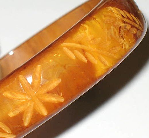 1940s Vintage Floral Carved Marbled Butterscotch Bakelite Bangle 1940s Vintage Floral Carved Marbled Butterscotch Bakelite Bangle