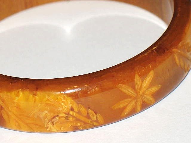 1940s Vintage Floral Carved Marbled Butterscotch Bakelite Bangle 1940s Vintage Floral Carved Marbled Butterscotch Bakelite Bangle