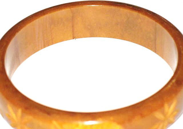 1940s Vintage Floral Carved Marbled Butterscotch Bakelite Bangle 1940s Vintage Floral Carved Marbled Butterscotch Bakelite Bangle
