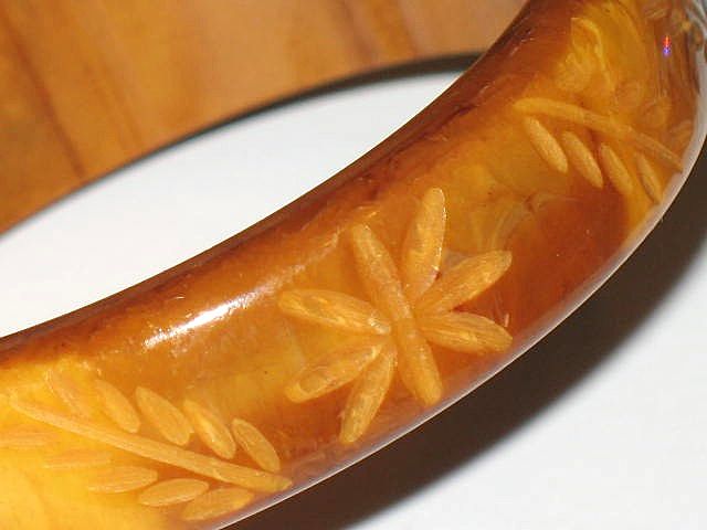 1940s Vintage Floral Carved Marbled Butterscotch Bakelite Bangle 1940s Vintage Floral Carved Marbled Butterscotch Bakelite Bangle