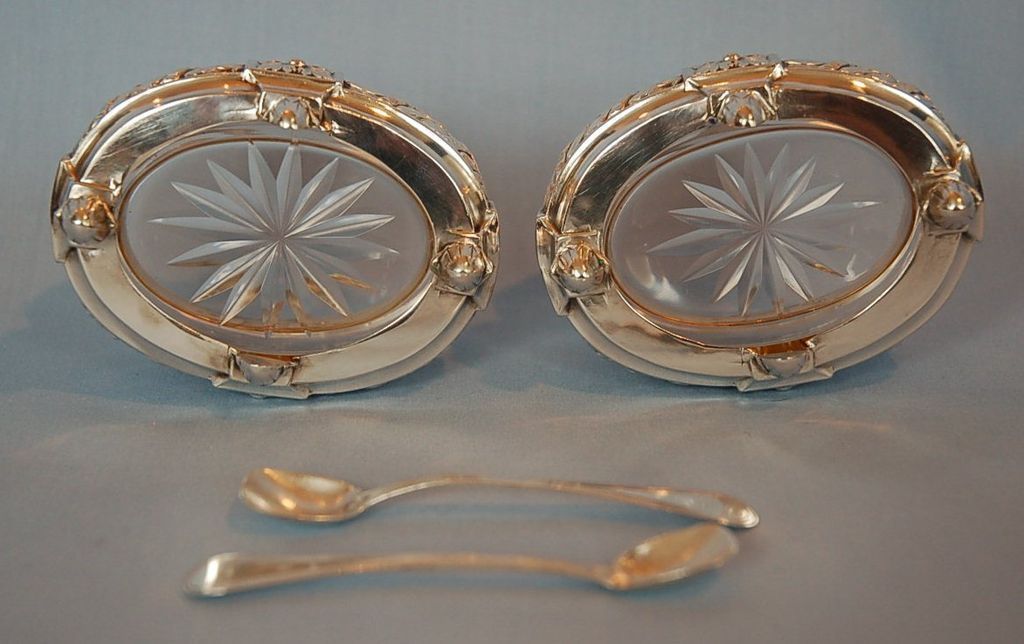 19th Century Pair of French 950 Silver Salt Cellars with Clear Glass Liners & Shovel-shaped Spoons 19th Century Pair of French 950 Silver Salt Cellars with Clear Glass Liners & Shovel-shaped Spoons