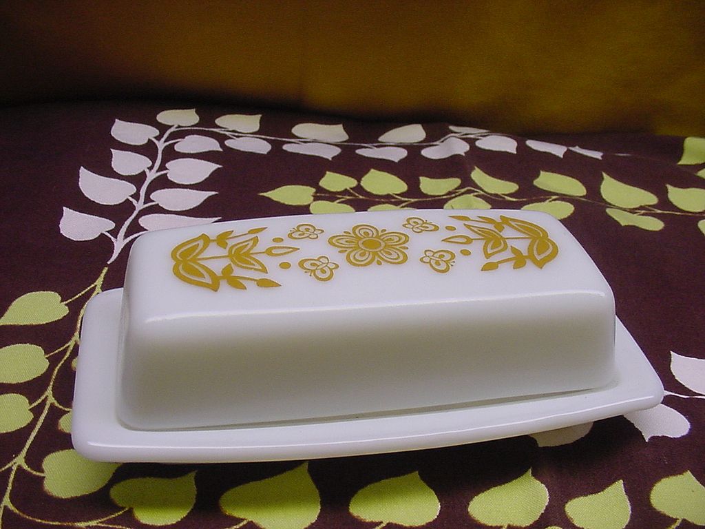 Pyrex covered Butter Dish in Gold Butterfly Excellent Pyrex covered Butter Dish in Gold Butterfly Excellent