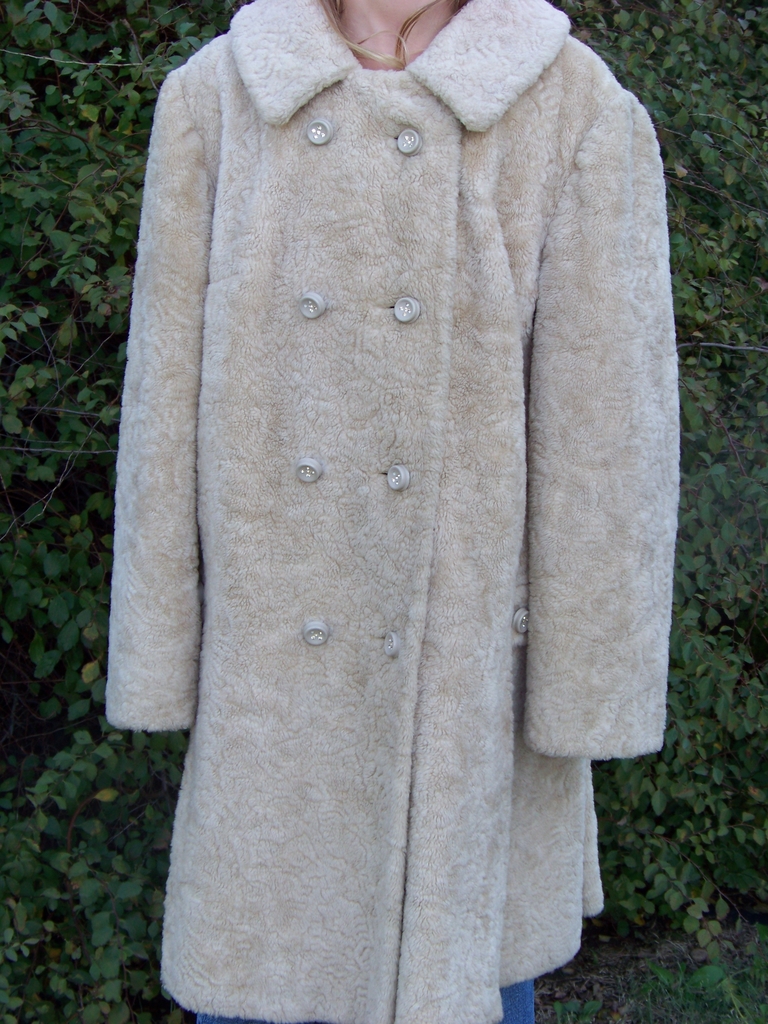 Vintage Country Pacer Plush Coat with Rhinestone Buttons 8 Med. Vintage Country Pacer Plush Coat with Rhinestone Buttons 8 Med.