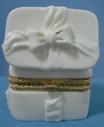 Adorable Porcelain Ring Box or Pill Box with Figural Top Adorable Porcelain Ring Box or Pill Box with Figural Top
