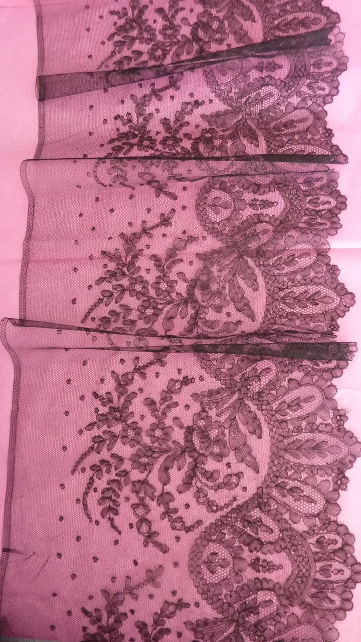Splendid flounce 19th C. Chantilly hand bobbin lace Bayeux 130 inches Splendid flounce 19th C. Chantilly hand bobbin lace Bayeux 130 inches