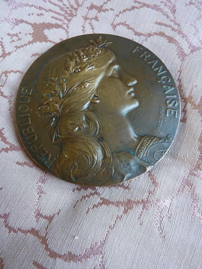 Decorative vintage French heavy weight bronze medal signed Daniel Dupuis Decorative vintage French heavy weight bronze medal signed Daniel Dupuis