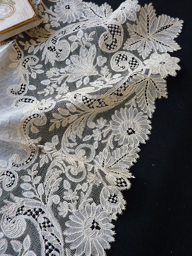 Exquisite antique gossamer Brussels point de gaze lace handkerchief