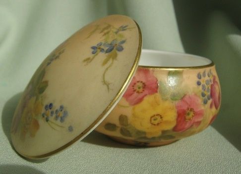 1913 Porcelain Royal Worcester Jar - England 1913 Porcelain Royal Worcester Jar - England