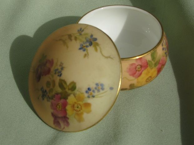 1913 Porcelain Royal Worcester Jar - England 1913 Porcelain Royal Worcester Jar - England