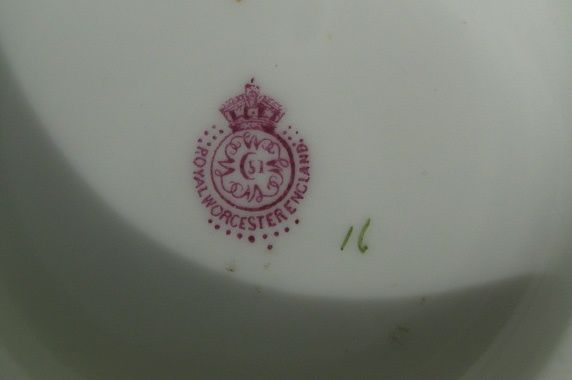 1913 Porcelain Royal Worcester Jar - England 1913 Porcelain Royal Worcester Jar - England