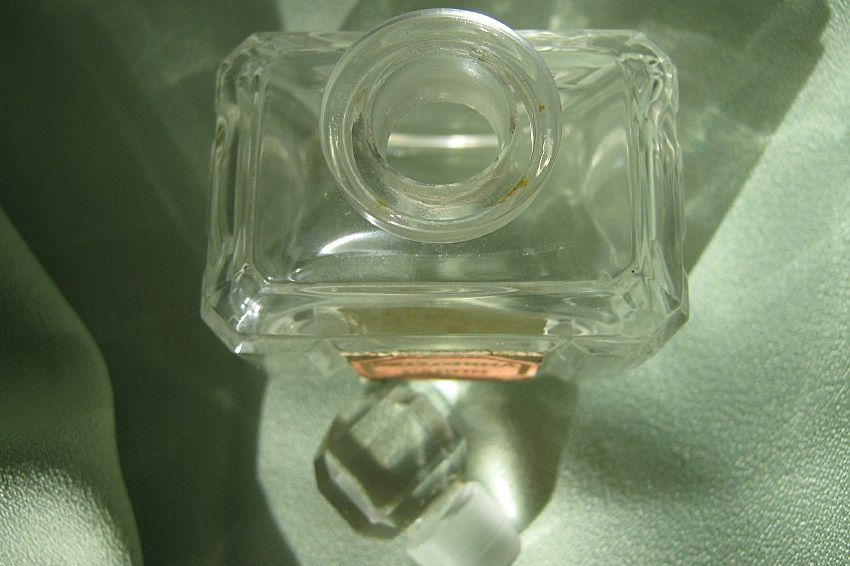 Caron "Bellodgia" Perfume Bottle in Presentation Box Caron "Bellodgia" Perfume Bottle in Presentation Box