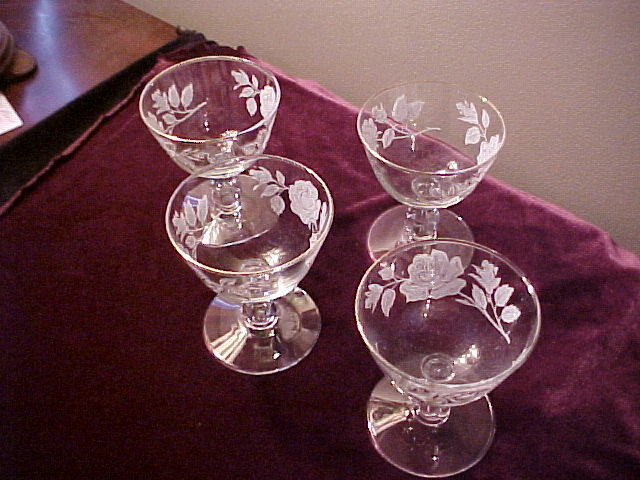 Four Nice Vintage Leaf Wine Glasses- Excellent Condition Four Nice Vintage Leaf Wine Glasses- Excellent Condition