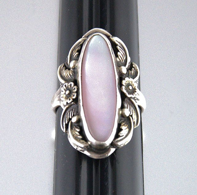 Sterling Silver & Mother of Pearl Size 8 Ring Sterling Silver & Mother of Pearl Size 8 Ring