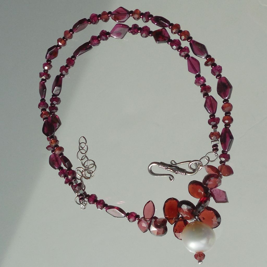 Garnet and Pearl Necklace - Elegant Twilight Drops of Red Garnet and Pearl Necklace - Elegant Twilight Drops of Red