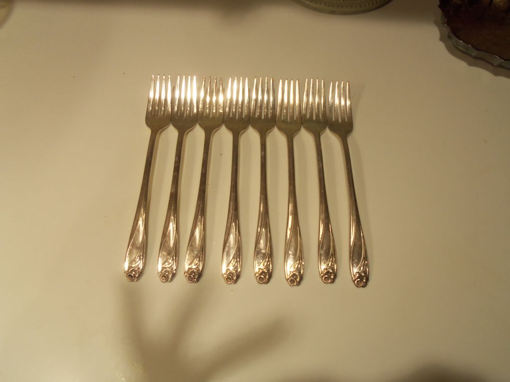Rogers International Daffodil Silverplate Dinner Forks Set of 8 Rogers International Daffodil Silverplate Dinner Forks Set of 8