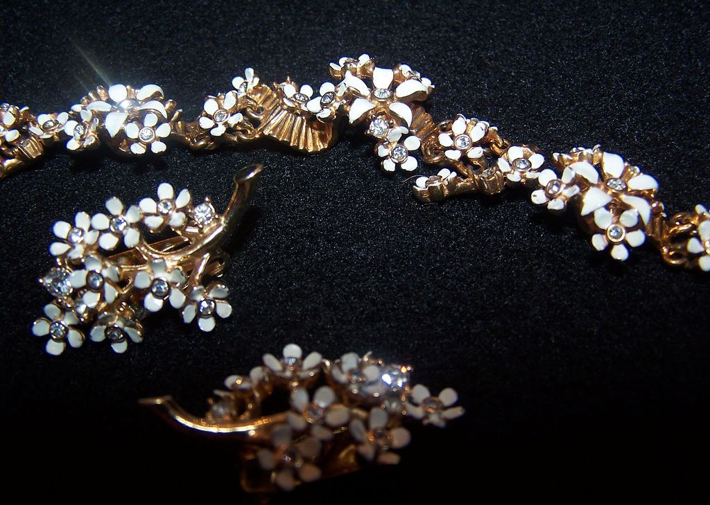 Vintage MARVELLA White Multi Floral Choker Necklace & Earring Set Vintage MARVELLA White Multi Floral Choker Necklace & Earring Set