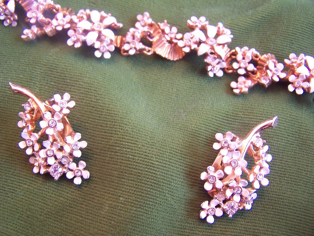 Vintage MARVELLA White Multi Floral Choker Necklace & Earring Set Vintage MARVELLA White Multi Floral Choker Necklace & Earring Set