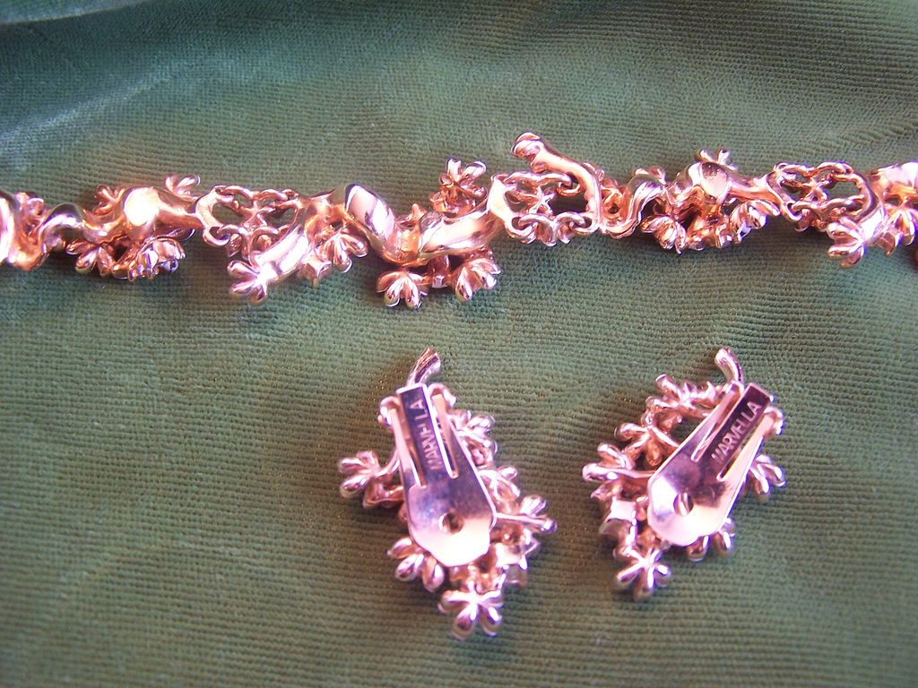 Vintage MARVELLA White Multi Floral Choker Necklace & Earring Set Vintage MARVELLA White Multi Floral Choker Necklace & Earring Set