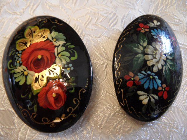 2 Vintage Russian Lacquer Hand Painted Floral Brooch Pins 2 Vintage Russian Lacquer Hand Painted Floral Brooch Pins