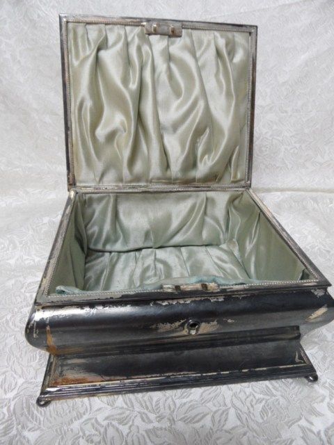 Wilcox Silverplate Large Jewelry Chest Casket Wilcox Silverplate Large Jewelry Chest Casket