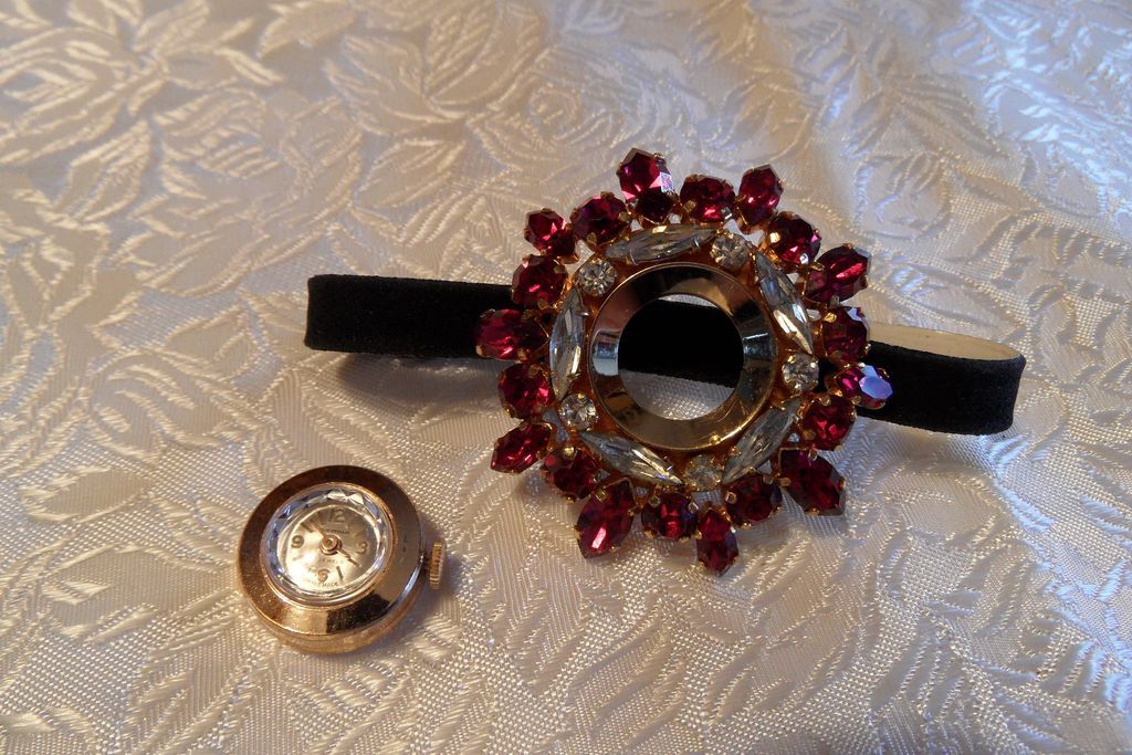 Elegant Vintage "Mad Men" Ladies Ruby Rhinestone Swiss Wrist Watch Elegant Vintage "Mad Men" Ladies Ruby Rhinestone Swiss Wrist Watch