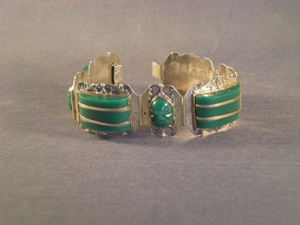 Mexico Aztec Carved Green Stone & Silvertone Link Bracelet Mexico Aztec Carved Green Stone & Silvertone Link Bracelet