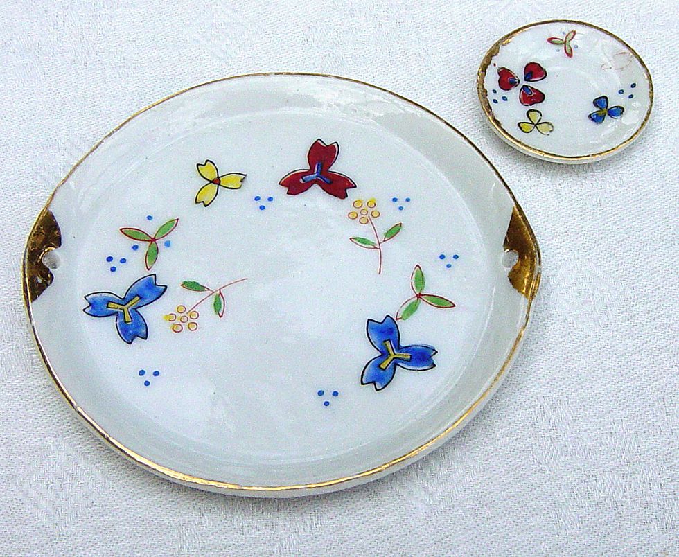 Occupied Japan Set Of Two Miniature Decorative Plates Floral Motif Occupied Japan Set Of Two Miniature Decorative Plates Floral Motif