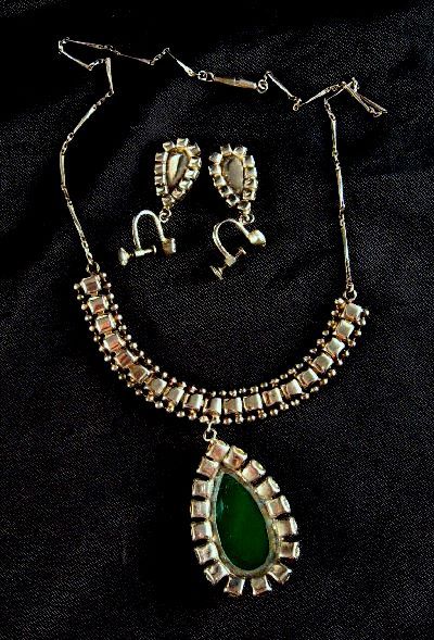 Emerald Green Teardrop Glass Rhinestone Necklace Earrings Emerald Green Teardrop Glass Rhinestone Necklace Earrings