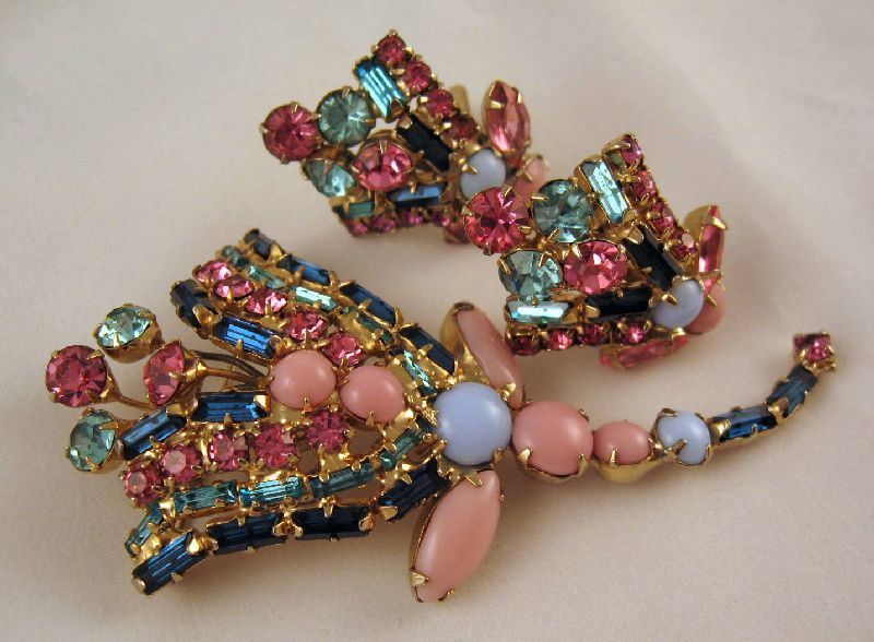 Large Rhinestone Milk Glass Tulip Brooch Earrings Gold-tone Large Rhinestone Milk Glass Tulip Brooch Earrings Gold-tone
