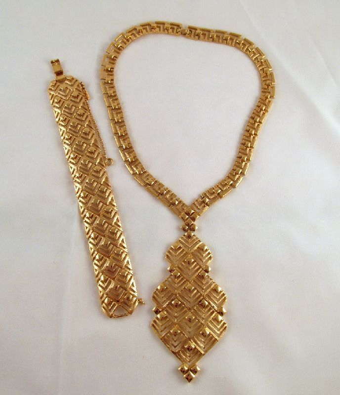 Monet Textured Squares Runway Necklace Bracelet Gold-tone Monet Textured Squares Runway Necklace Bracelet Gold-tone