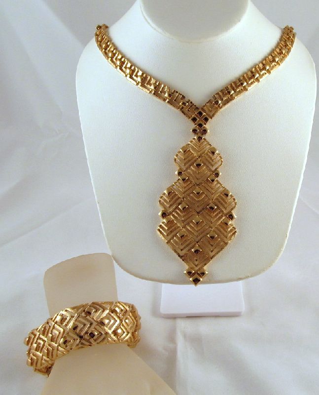 Monet Textured Squares Runway Necklace Bracelet Gold-tone Monet Textured Squares Runway Necklace Bracelet Gold-tone