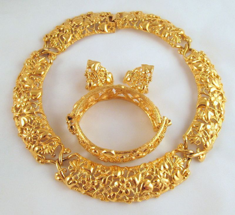 Monet Hearts Flowers Collar Necklace Bracelet Earrings Gold-tone Monet Hearts Flowers Collar Necklace Bracelet Earrings Gold-tone
