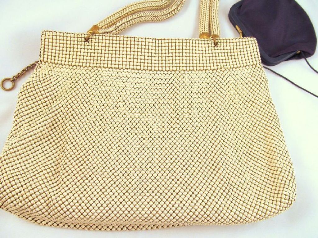 Whiting and Davis Beadlite Enamel Mesh Purse 1940s Whiting and Davis Beadlite Enamel Mesh Purse 1940s