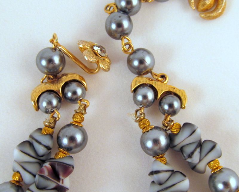 Standout Regency Jewels Art Glass Dog Bone Beads Necklace Earrings Standout Regency Jewels Art Glass Dog Bone Beads Necklace Earrings